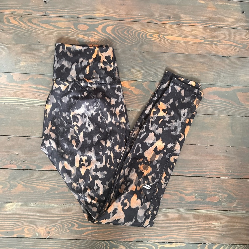 Fabletics! Super cute (ANIMAL PRINT) workout leggings (XS) LIKE NEW 🐆